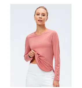 Vue détaillée d'un t-shirt de yoga à manches longues pour femme avec fente latérale.