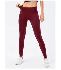 Detail van bordeauxrode yoga legging voor dames met hoge taille en handige zijzakken