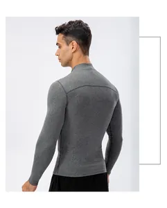 Achteraanzicht van een grijs nauwsluitend sportshirt met lange mouwen voor heren