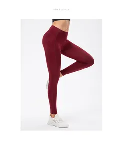 Gedetailleerd overzicht van de bordeauxrode yoga-legging met hoge taille en zijzakken