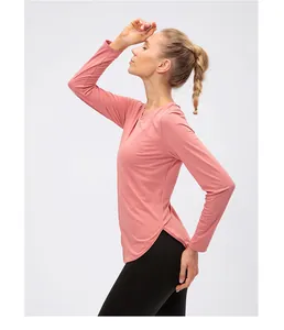 Vue latérale haut de yoga corail manches longues protection solaire avec fentes