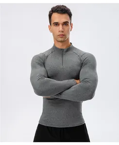 Detail van het grijze thermische sportshirt voor heren met opstaande kraag en rits