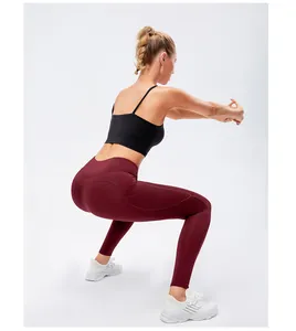 Professioneel achteraanzicht bordeauxrode yoga-legging met hoge taille en zakken