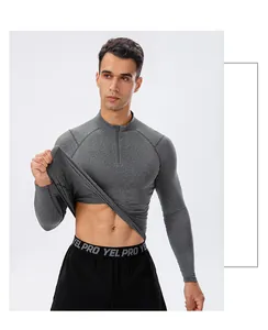 Gedetailleerde weergave van grijs heren sportshirt met halve rits en hoge elasticiteit