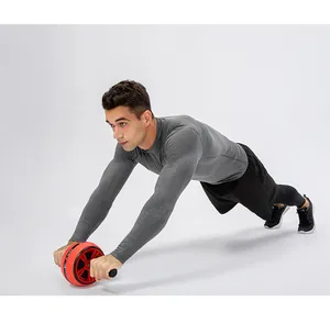 Man in grijs thermisch compressieshirt met lange mouwen tijdens intensieve fitness