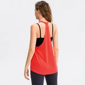 Achteraanzicht van een rode losse ademende mesh yoga tanktop voor dames hardlopen en fitness