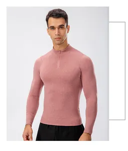 Detail van thermisch nauwsluitend sportshirt met lange mouwen voor heren koraal