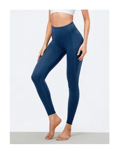 Detailopname van thermische yoga-legging met hoge taille en handige zijzakken