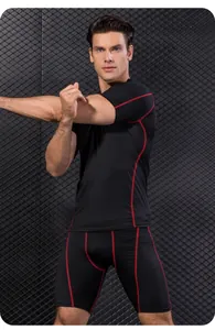 Heren fitness set sneldrogend zwart shirt en compressieshort met rode stiksels