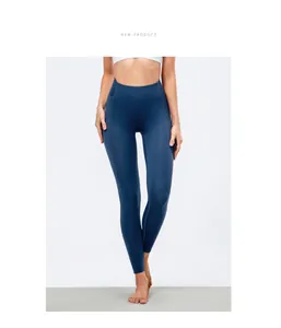 Vooraanzicht van een marineblauwe yoga legging met hoge taille en zijzakken voor fitness