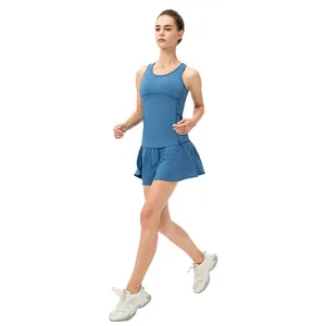 Conjunto deportivo azul de secado rápido para mujer con camiseta y falda de tenis