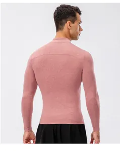 Gedetailleerd achteraanzicht van een roze heren compressieshirt met opstaande kraag