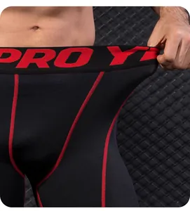 Detailopname van de zwarte compressieshort voor heren met de rode elastische PRO-band