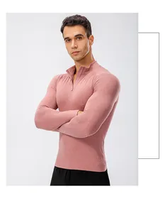 Detailweergave van de roze sporttop met halve rits voor heren voor fitnesstraining