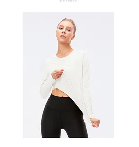 Détail d'une femme en haut de sport de yoga à manches longues avec protection solaire UPF50+