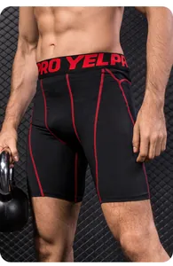 Detail van zwarte compressieshorts voor heren met rode stiksels en elastische tailleband