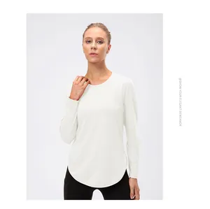 Vue de face du modèle portant un t-shirt de yoga blanc à manches longues protection UPF50+