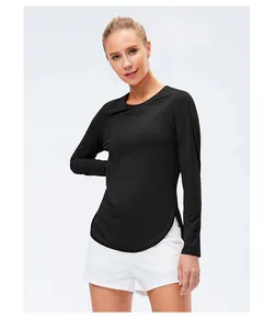 Vue de face du haut de yoga noir à manches longues pour femmes avec protection UPF50+