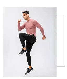 Kaukasisch mannelijk model met roze thermisch compressie shirt met lange mouwen heren