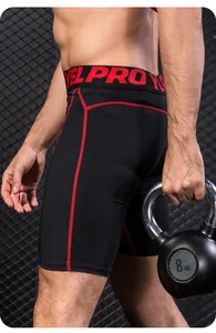 Detail van zwarte heren compressieshorts met rode stiksels en YEL PRO tailleband.