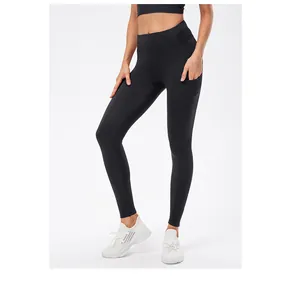 Detailweergave van zwarte yoga-legging met hoge taille, zijzak en een strakke pasvorm