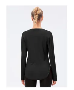 Vue arrière du t-shirt de sport noir à manches longues UPF50+ pour femmes yoga sport