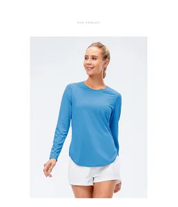 Vue de face du t-shirt de sport femme à manches longues anti-UV bleu clair