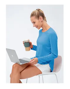 Mannequin professionnel portant un haut de yoga bleu anti-UV UPF 50+ avec un ordinateur.