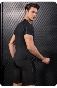 Detail van de zwarte sneldrogende compressie-T-shirt en short voor heren fitness training set