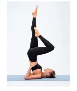 Detailweergave van zwarte fleece yoga legging voor dames met hoge taille tijdens yoga pose