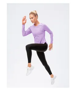 Mannequin en t-shirt anti-UV lilas à manches longues et legging noir sautant en l'air