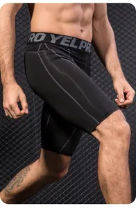Close-up van een zwarte compressieshort voor heren voor sporttraining