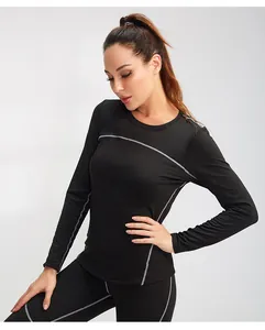 Detailansicht des schwarzen Thermo-Langarm-Yoga-Oberteils für Damen mit Ziernähten.