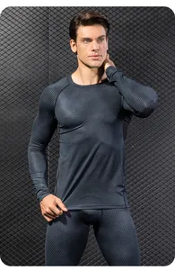 Dettaglio del set fitness a compressione da uomo con motivo geometrico scuro e maniche.