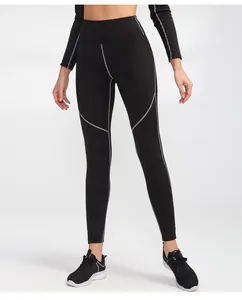 Detailansicht eines schwarzen Thermo-Yoga-Sets für Damen mit weißen Kontrastnähten
