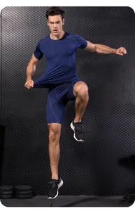 Detail van sneldrogende marineblauwe compressie fitnessset voor heren in de sportschool
