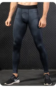 Vista dettagliata dei leggings a compressione da uomo ad asciugatura rapida con motivo strutturato.