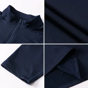 Gedetailleerd overzicht van een donkerblauw heren sportshirt met kraag en fleecevoering.