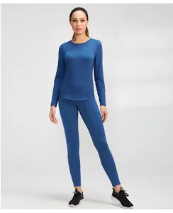 Modell in blauem Fleece-Yoga-Set mit schmal geschnittenem Langarmshirt und Leggings