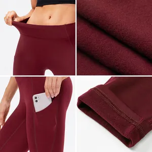 Detailweergave van bordeauxrode fleece yoga-leggings met elasticiteit en zijzak