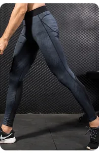 Vista laterale dettagliata dei leggings a compressione da uomo con trama a nido d'ape in palestra