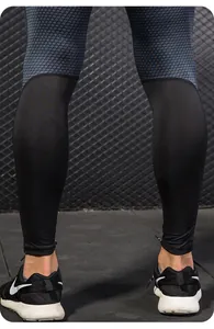 Dettaglio dei leggings a compressione da uomo ad asciugatura rapida con stampa testurizzata