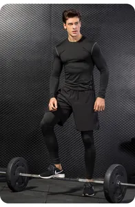 Detailansicht des schwarzen, schnell trocknenden Fitness-Sets für Herren mit Kompressionsshirt.