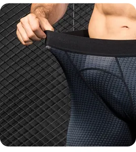 Primo piano del girovita elastico dei pantaloni a compressione fitness da uomo.