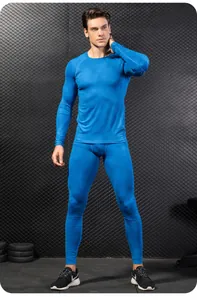 Set fitness a compressione blu da uomo con trama a nido d'ape su modello atletico