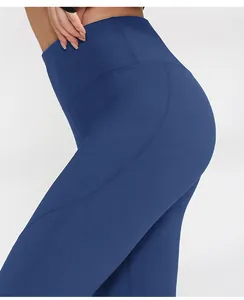 Nahaufnahme einer hoch taillierten marineblauen Fleece-Yoga-Leggings mit flachen Nähten