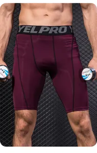 Gedetailleerd beeld van de pasvorm van deze bordeauxrode compressieshorts voor heren