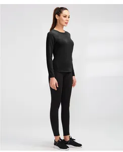 Seitenansicht einer Frau in einem schwarzen Thermo-Yoga-Set mit Oberteil und Leggings