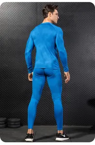 Vista posteriore di un set a compressione blu da uomo per lo sport e la palestra