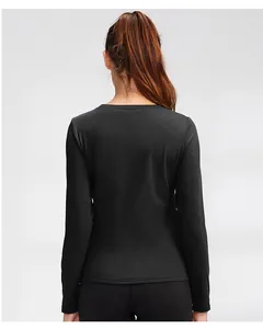 Detaillierte Rückansicht eines schwarzen, eng anliegenden Thermo-Langarm-Yogashirts für Damen